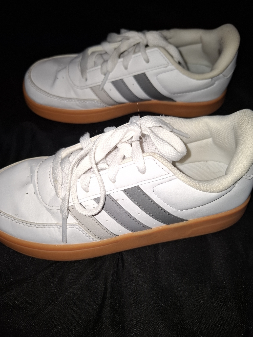 Chiildrens White Sneakers with Gray Stripes and Gum Sole